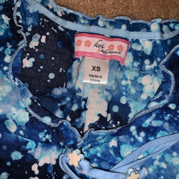 Scrub top never worn - Picture 2 of 2